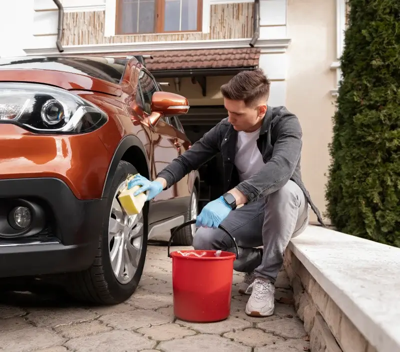 Lavage auto à domicile Villette-lès-Arbois : professionnel intervenant sur un véhicule